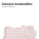 Eine Person hält eine graue Silikon-Haustierfütterungsmatte in Form eines Hello Kitty-Gesichts, mit gewellten Linien und einer Schleife, beschriftet mit "LUCY BALU."