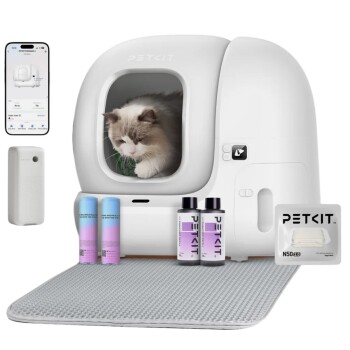PETKIT automatische Katzentoilette mit einer weißen flauschigen Katze darin, Smartphone-App-Oberfläche und PETKIT N50 2.0 Filterpack.