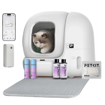 PETKIT automatische Katzentoilette mit einer weißen flauschigen Katze darin, Smartphone-App-Oberfläche und PETKIT N50 2.0 Filterpack.