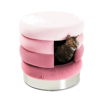 Ein stilvolles, mehrschichtiges pinkes Katzenbett mit einem versteckten Eingang, mit einer neugierigen getigerten Katze, die von innen herausblickt.