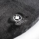 Nahaufnahme eines weichen, dunkelgrauen Haustierbettes mit einem silbernen Logo der Canadian Cat Company mit einem Ahornblatt-Design.