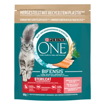 BIFENSIS Sterilcat Lachs 800 g Purina ONE Katzenfutterbeutel mit einer grauen Katze, gekennzeichnet mit "Bifensis" für sterilisierten Katzen, mit Lachs als Hauptzutat.