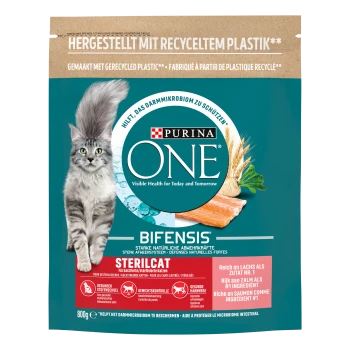Sac de nourriture pour chats Purina ONE avec un chat gris, étiqueté 'Bifensis' pour les chats stérilisés, avec du saumon comme premier ingrédient.