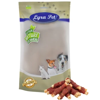 Kaurollen mit Entenbrust natur 1 kg Verpackung von Lyra Pet Hundeleckerlis mit dem Text "Lyra Nature Power" und Bildern eines Hundes, einer Katze und eines kleinen Hundes, neben gerollten Fleischleckerlis.
