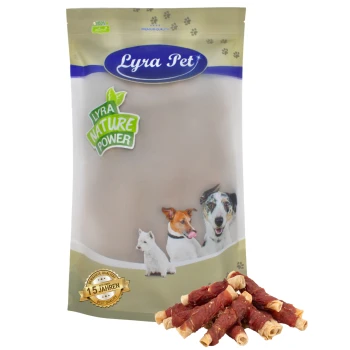 Verpackung von Lyra Pet Hundeleckerlis mit dem Text "Lyra Nature Power" und Bildern eines Hundes, einer Katze und eines kleinen Hundes, neben gerollten Fleischleckerlis.