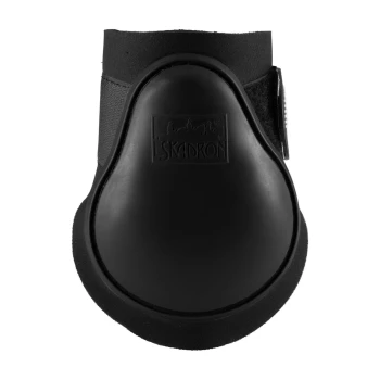 Schwarze Pferdeboot mit einer abgerundeten Schutzschale, die ein Skadron-Logo und einen verstellbaren Klettverschluss für einen sicheren Sitz aufweist.