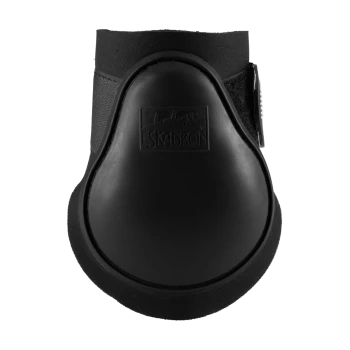Schwarze Pferdeboot mit einer abgerundeten Schutzschale, die ein Skadron-Logo und einen verstellbaren Klettverschluss für einen sicheren Sitz aufweist.