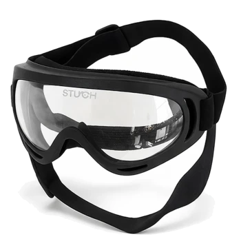Schwarze Schutzbrille für Haustiere mit klarem, gebogenem Glas, Schaumstoffpolsterung und verstellbarem schwarzem Band; Markenaufdruck „STUCH“ auf der Linse.