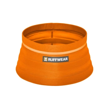 Bivy™ Faltbarer Napf Eine orangefarbene Hundenapf von Ruffwear, mit einem strukturierten Design und einem reflektierenden Streifen, mit dem Ruffwear-Logo deutlich angezeigt.