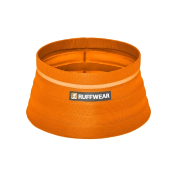 Eine orangefarbene Hundenapf von Ruffwear, mit einem strukturierten Design und einem reflektierenden Streifen, mit dem Ruffwear-Logo deutlich angezeigt.