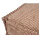 Nahaufnahme eines plüschigen, gerippten Haustierbettes in warmem Beige, mit einer dekorativen geflochtenen Kante entlang der Ränder.