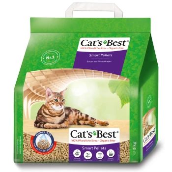 Emballage de litière pour chats Cat's Best Smart Pellets biologique présentant un chat tigré se prélassant à côté du produit, avec un texte en allemand.
