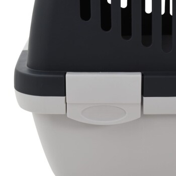 Eine grau-weiße Transportbox für Haustiere mit Belüftungsschlitzen und einem sicheren Verschluss, entworfen für den Transport kleiner Tiere.