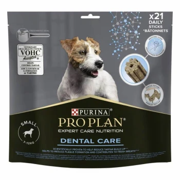 Emballage de friandises pour chiens Purina Pro Plan Dental Care avec un petit chien, prétendant aider à réduire l'accumulation de tartre, contenant 21 bâtonnets quotidiens.