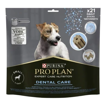 Emballage de friandises pour chiens Purina Pro Plan Dental Care avec un petit chien, prétendant aider à réduire l'accumulation de tartre, contenant 21 bâtonnets quotidiens.