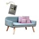 Ein hellblaues Haustiersofa mit Holzbeinen, verziert mit rosa Kissen, begleitet von einem Etikett, das ein Set mit Hundekotbeuteln zeigt.