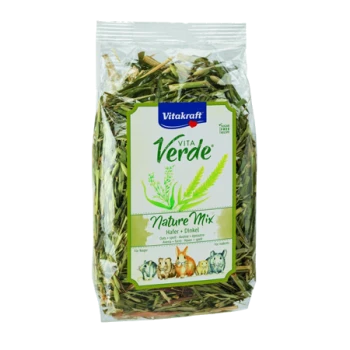 Eine durchsichtige Plastiktüte mit Vitakraft Vita Verde Nature Mix, gefüllt mit getrocknetem Gras und Kräutern, mit Bildern von kleinen Tieren auf dem Etikett.