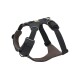 Schwarzes und graues verstellbares Hundegeschirr mit gepolstertem Brust- und Rückenstütze, mit einem Metall-D-Ring zur Leinenbefestigung.