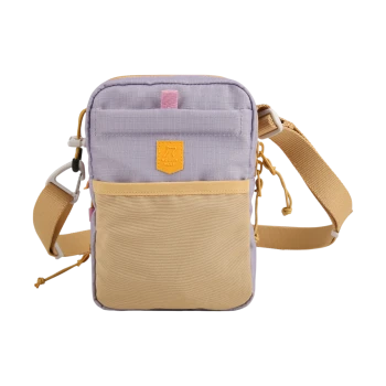 Kleiner zweifarbiger Leckerlibeutel in Lavendel und Beige mit Fronttasche, verstellbarem beigen Riemen und 'Woolly Wolf'-Logopatch.