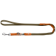 Olivgrüne Hundeleine mit orangefarbenen Lederakzenten, silbernem Karabinerhaken und Ringen; kleines rechteckiges Schild mit unleserlichem Text