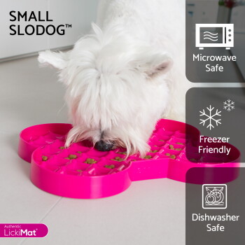 Weißer Hund, der von einer rosa Small Slodog LickiMat frisst mit den Texten "Mikrowellengeeignet", "Gefriergeeignet" und "Spülmaschinenfest."