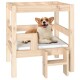 Ein glücklicher Corgi liegt auf einem gepolsterten Haustierbett mit einem Holzrahmen und Treppen, das ein gemütliches und stilvolles Design zeigt.