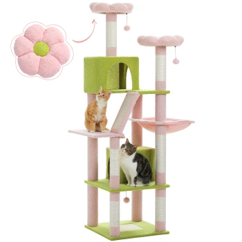 Ein bunter Katzenbaum mit rosa und grünen Plattformen, auf dem eine orangefarbene Tabby und eine graue Tabby ihn erkunden, plus einem rosa Blumenpolster oben.