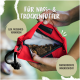 Rote Haustierfuttertasche, die von einer Hand gehalten wird, gefüllt mit Trockenfutter, beschriftet mit Text über Kapazität und wasserdichte Innenausstattung.