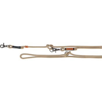 Een duurzame beige hondenlijn met een zwart gewatteerd handvat en metalen clips, met een leren label met "Pet Norric".