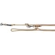 Een duurzame beige hondenlijn met een zwart gewatteerd handvat en metalen clips, met een leren label met "Pet Norric".