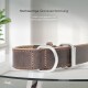 Brauner Lederhundehalsband auf einer Holzoberfläche präsentiert, mit silberner Schnalle und geprägtem Logo, mit Text über umweltfreundliche Produktion.