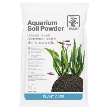 Aquarium Bodengrund Soil Powder 9 l Aquarium Bodenpulverbeutel mit üppigen grünen Pflanzen und bunten Fischillustrationen, mit Text, der die Vorteile für aquatische Umgebungen hervorhebt.
