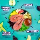 Assiette d'aliments pour animaux avec steaks de saumon, pois, mangue, betterave et huile de poisson ; étiquettes d'ingrédients en français visibles.