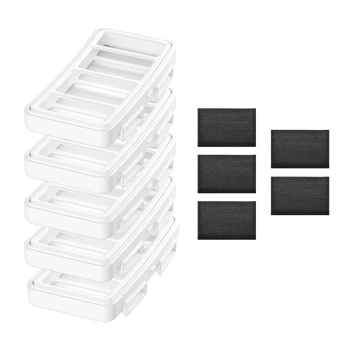 Stapel von vier weißen Haustierfutterlagertöpfen mit transparenten Deckeln, begleitet von vier schwarzen Ersatzfiltern.