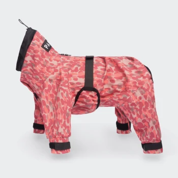 Rosa Tarnfarben-Hunderegenmantel mit schwarzen Riemen und Kapuze, mit der Aufschrift "PAW" am Hals.