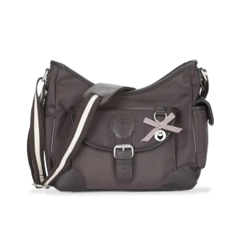 Eine stilvolle dunkelgraue Tragetasche für Haustiere mit einem gestreiften Schultergurt, mit einer dekorativen Schleife und einer Glocke auf der vorderen Tasche.