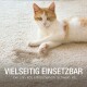 Eine rot-weiße Katze liegt auf einem Teppich mit einem Fleck, begleitet von dem Text "VIELSEITIG EINSETZBAR bei Urin, Kot, Erbrochenem, Schweiß, etc."