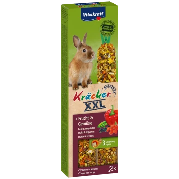 Ein brauner Hase neben einer Vitakraft Kräcker XXL-Box mit Obst- und Gemüsesnacks, die "Vitamine & Mineralien" und "Zuckerfrei" hervorhebt.