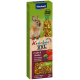 Un lapin brun à côté d'une boîte Vitakraft Kräcker XXL avec des collations aux fruits et légumes, mettant en avant "Vitamines & Minéraux" et "Sans sucre."