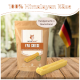 Yak-Käse-Hundeleckerli mit den Maßen 15 cm mal 2,5 cm, zusammen mit einer Produktverpackung in der Ecke, auf einem warmen Hintergrund.