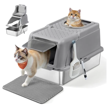 Eine graue Katzenstreu-Box mit oberem Eingang, mit einer Katze darin und einer anderen Katze, die herauskommt. Enthält eine Schaufel und eine strukturierte Matte.