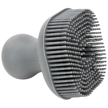 Brosse de toilettage pour animaux grise avec un manche arrondi et des poils flexibles, conçue pour un retrait efficace des poils et un démêlage.