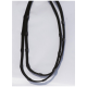 Schwarze Haustierleine mit verstellbaren Clips, flach auf einem weißen Hintergrund ausgelegt.