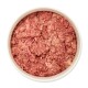 Schüssel mit rohem Haustierfutter, das eine klumpige, rosafarbene Fleischmischung enthält, geeignet für Hunde oder Katzen.
