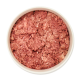 Schüssel mit rohem Haustierfutter, das eine klumpige, rosafarbene Fleischmischung enthält, geeignet für Hunde oder Katzen.