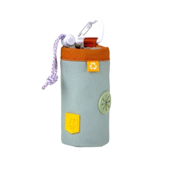 Hellblauer Spender für Haustierabfallbeutel mit orangefarbenem Deckel, mit einem Karabinerclip, dekorativen Aufnähern und einem Kordelzugverschluss.