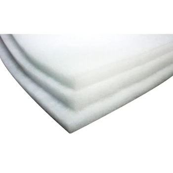 Weißes Haustierbettungsmaterial, in Schichten gestapelt, mit weicher und flauschiger Textur, geeignet für den Komfort von Haustieren.