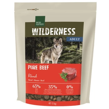 Eine Tüte Real Nature Wilderness Adult Hundefutter mit einem Wolf im Wald, gekennzeichnet mit 'Reines Rind' (65% Rind, 35% Früchte/Gemüse, 0% Getreide).
