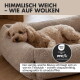 Nahaufnahme eines beigen Haustierbettes mit teddyartigen Textur. Text: "HIMMELISCH WEICH – WIE AUF WOLKEN," atmungsaktive und sichere Materialien.