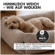 Nahaufnahme eines beigen Haustierbettes mit teddyartigen Textur. Text: "HIMMELISCH WEICH – WIE AUF WOLKEN," atmungsaktive und sichere Materialien.
